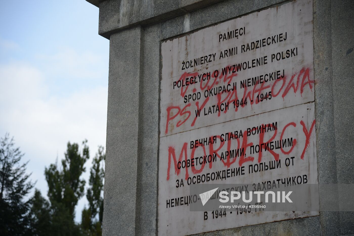 Soviet soldiers cemetery in Warsaw desecrated