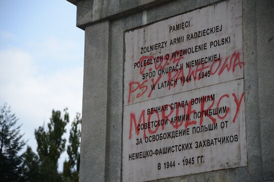 Soviet soldiers cemetery in Warsaw desecrated