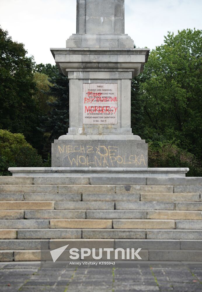 Soviet soldiers cemetery in Warsaw desecrated