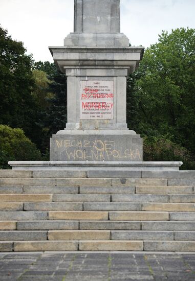 Soviet soldiers cemetery in Warsaw desecrated