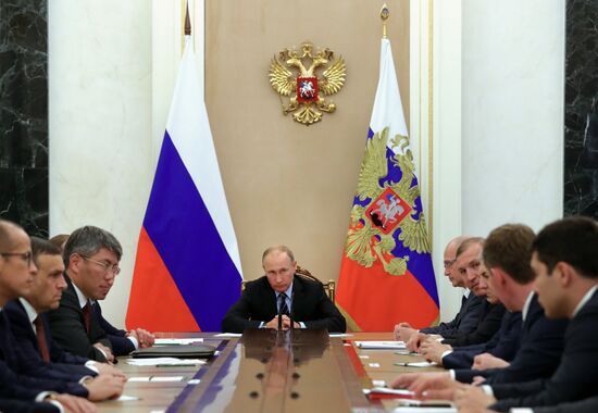 President Vladimir Putin meets with newly elected heads of regions