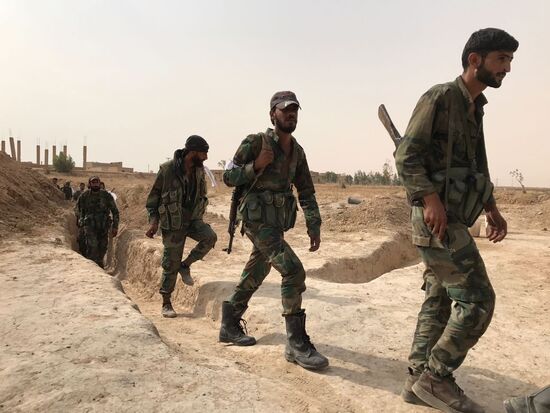 Syrian army and people's militia during offensive operation near al-Jafra in Deir-ez-Zor