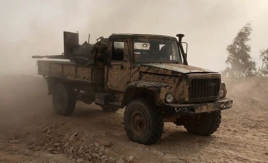 Syrian army and people's militia during offensive operation near al-Jafra in Deir-ez-Zor