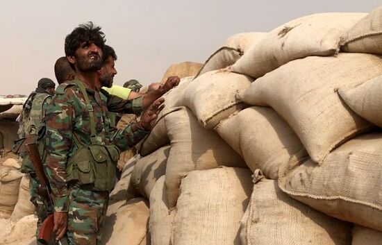 Syrian army and people's militia during offensive operation near al-Jafra in Deir-ez-Zor