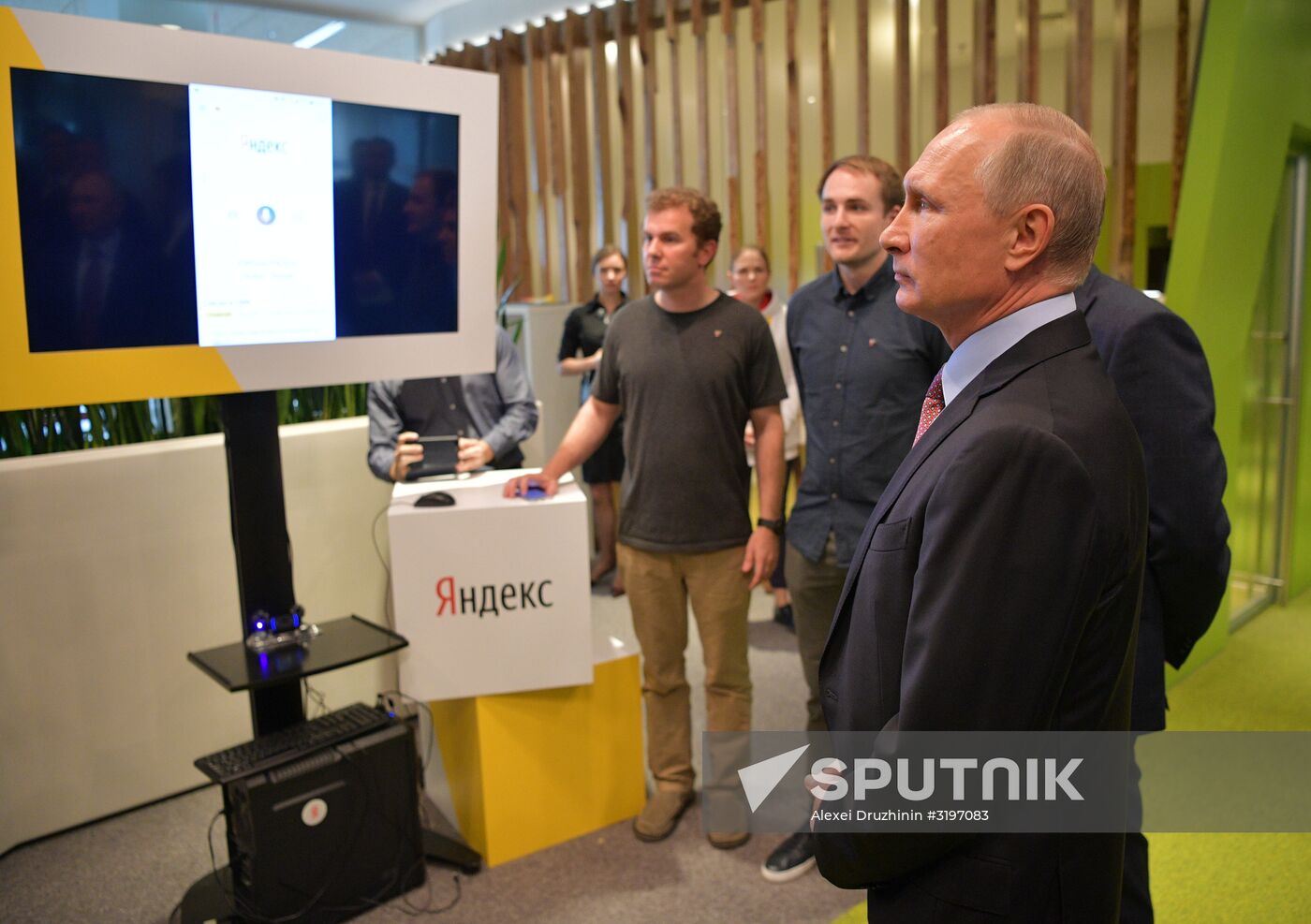 President Putin visits Yandex IT company's office
