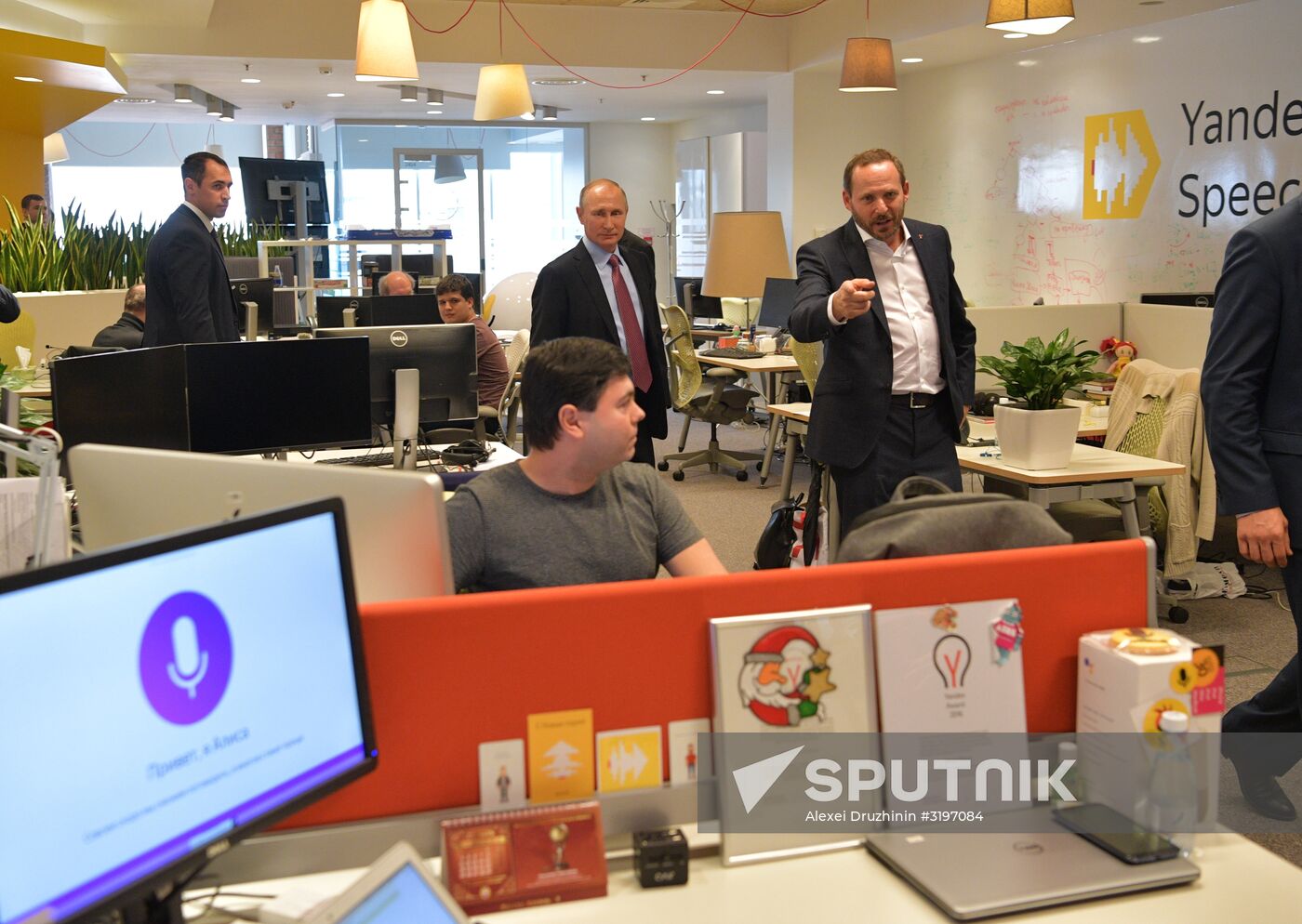 President Putin visits Yandex IT company's office