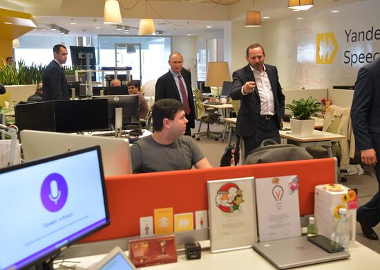 President Putin visits Yandex IT company's office