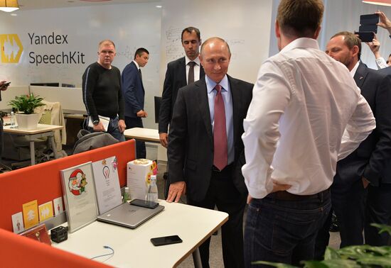 President Putin visits Yandex IT company's office