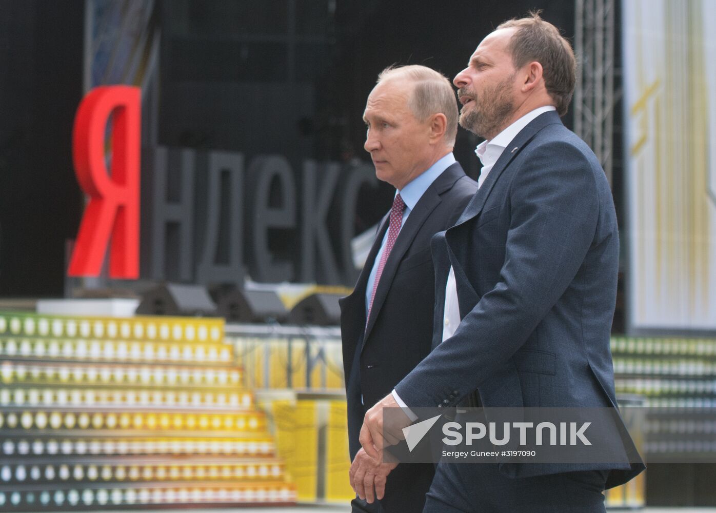 President Putin visits Yandex IT company's office