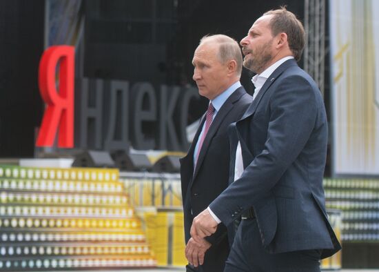 President Putin visits Yandex IT company's office