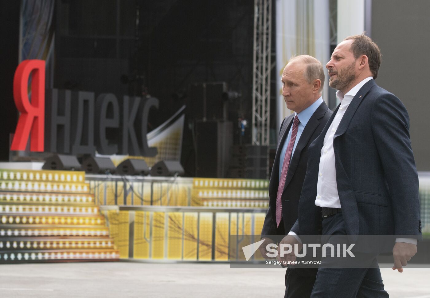 President Putin visits Yandex IT company's office