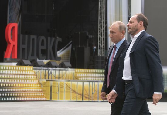 President Putin visits Yandex IT company's office