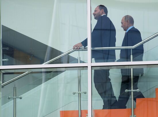 President Putin visits Yandex IT company's office