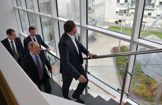 President Putin visits Yandex IT company's office