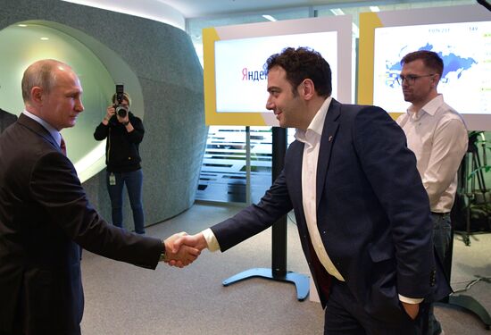 President Putin visits Yandex IT company's office