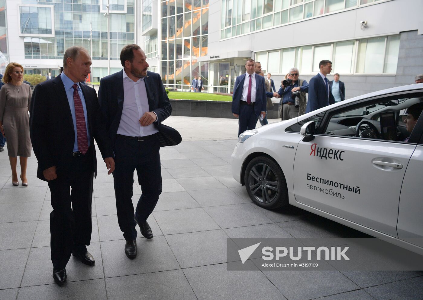 President Putin visits Yandex IT company's office