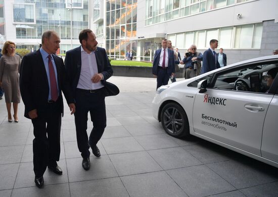 President Putin visits Yandex IT company's office