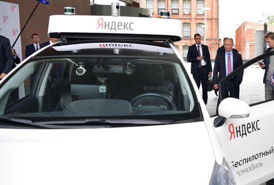 President Putin visits Yandex IT company's office