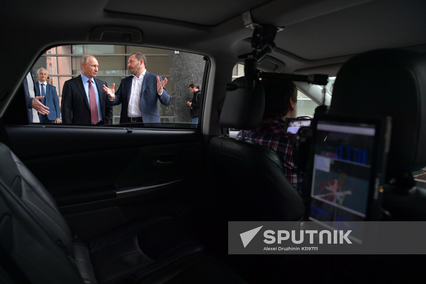 President Putin visits Yandex IT company's office