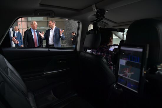 President Putin visits Yandex IT company's office