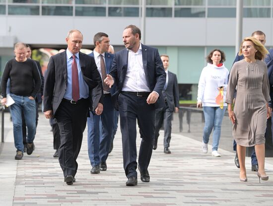 President Putin visits Yandex IT company's office