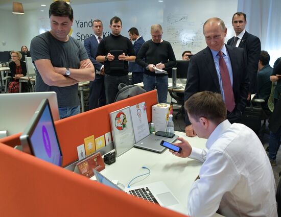 President Putin visits Yandex IT company's office