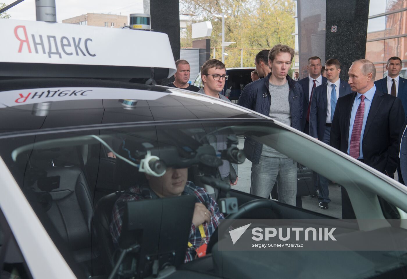 President Putin visits Yandex IT company's office
