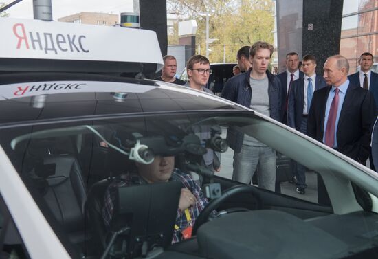 President Putin visits Yandex IT company's office