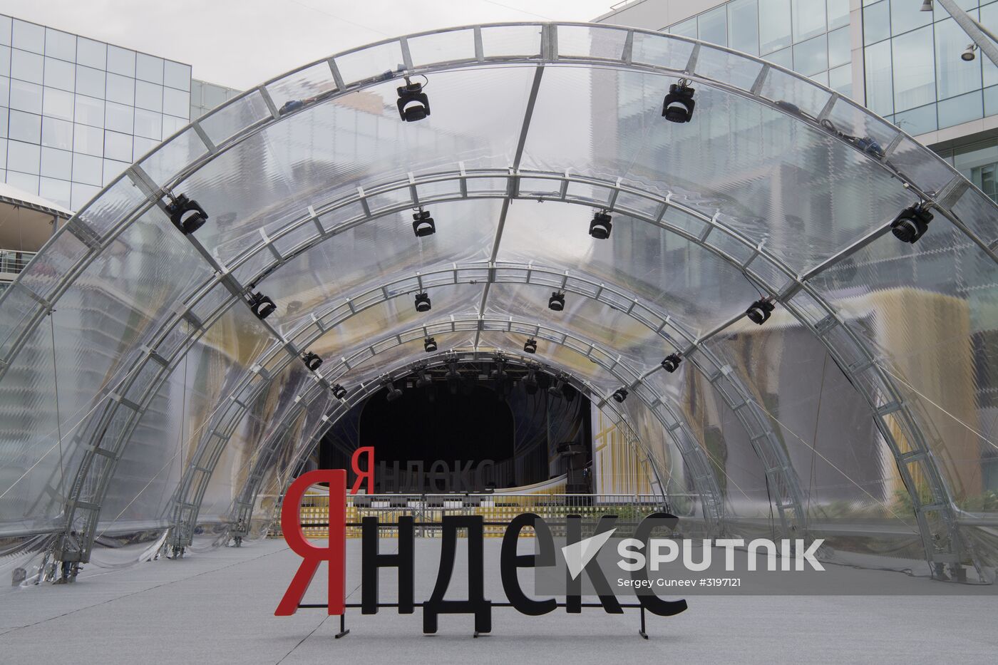 President Putin visits Yandex IT company's office