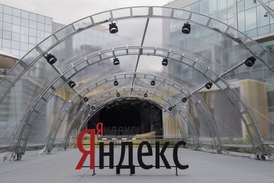 President Putin visits Yandex IT company's office