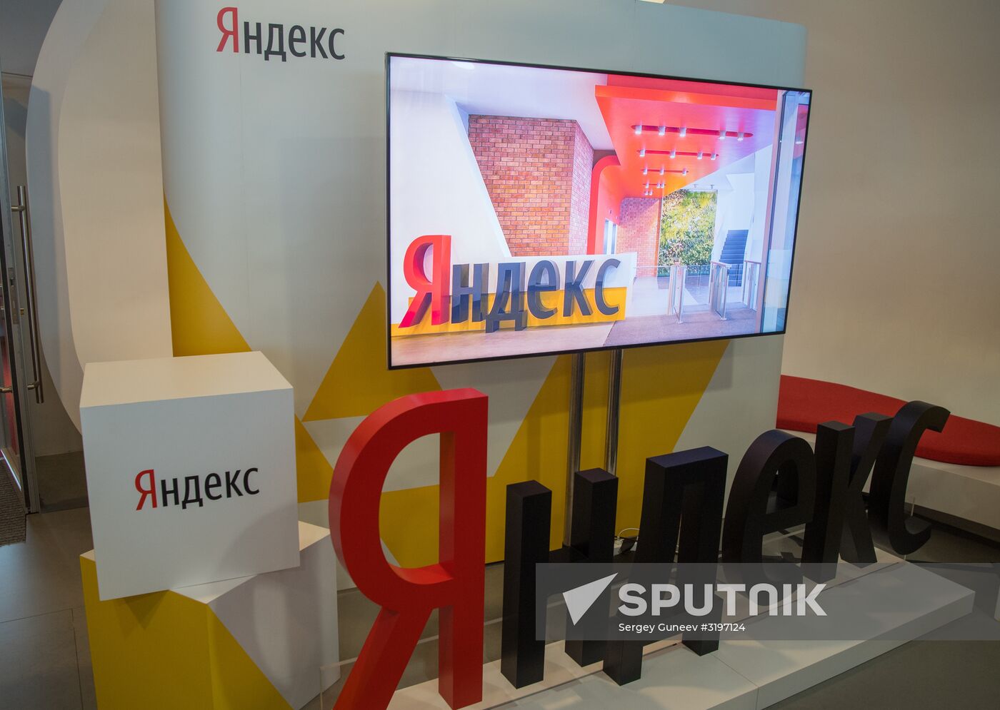President Putin visits Yandex IT company's office