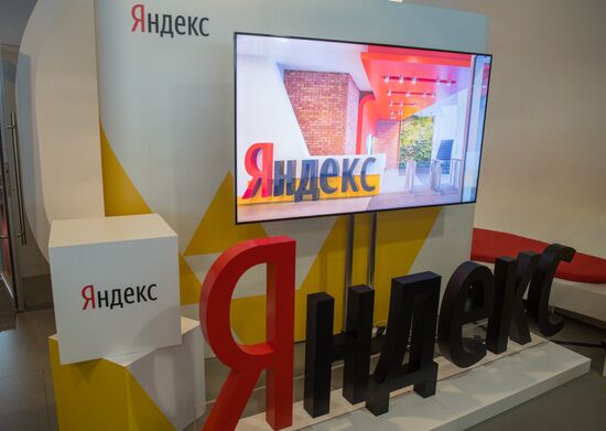 President Putin visits Yandex IT company's office