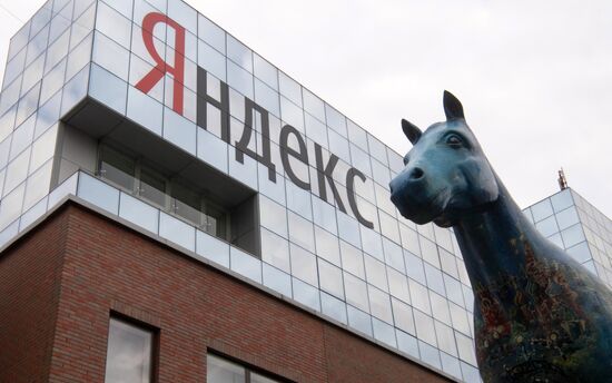 President Putin visits Yandex IT company's office