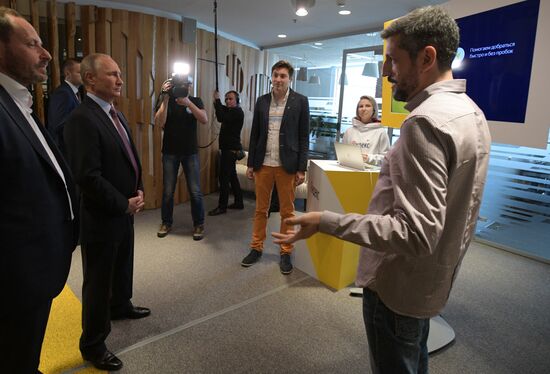 President Putin visits Yandex IT company's office