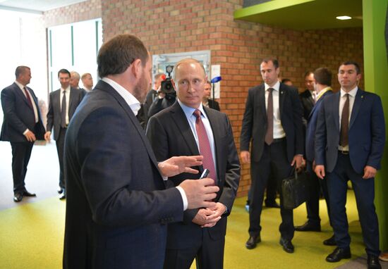 President Putin visits Yandex IT company's office