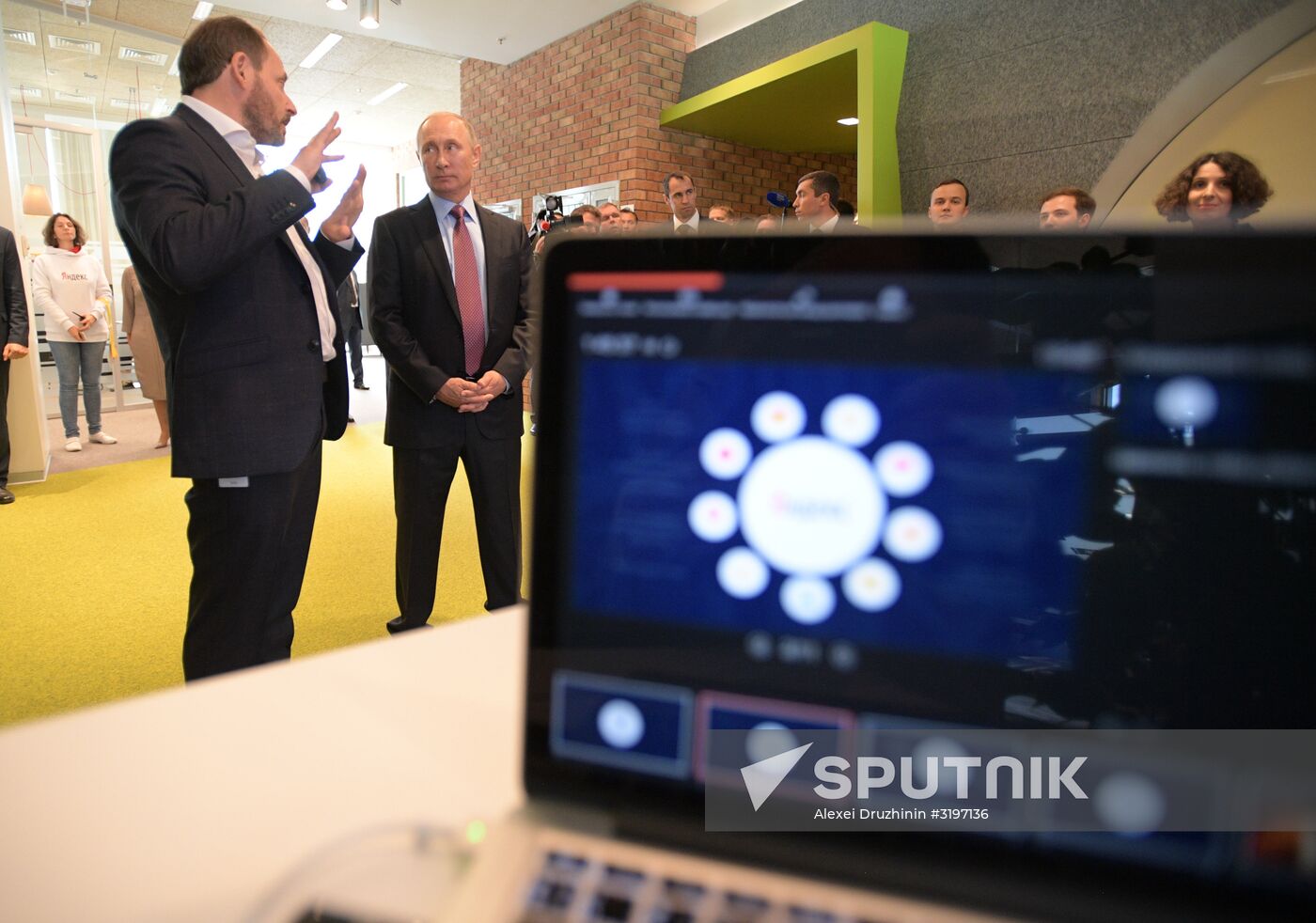 President Putin visits Yandex IT company's office