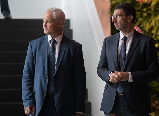 President Putin visits Yandex IT company's office