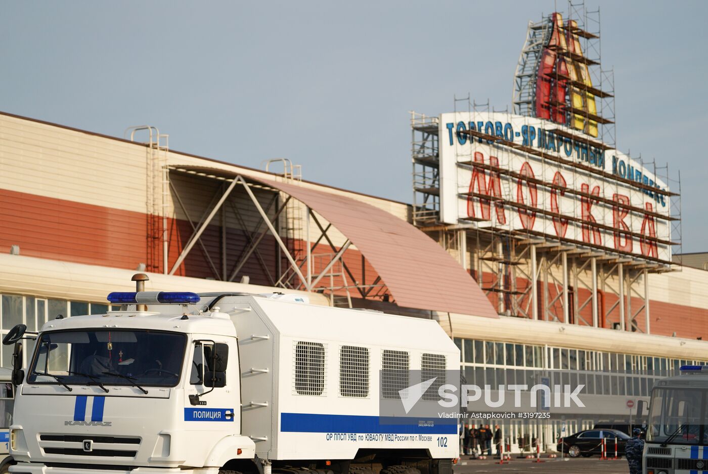 Police raid Moskva retail center