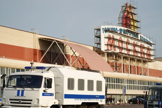 Police raid Moskva retail center