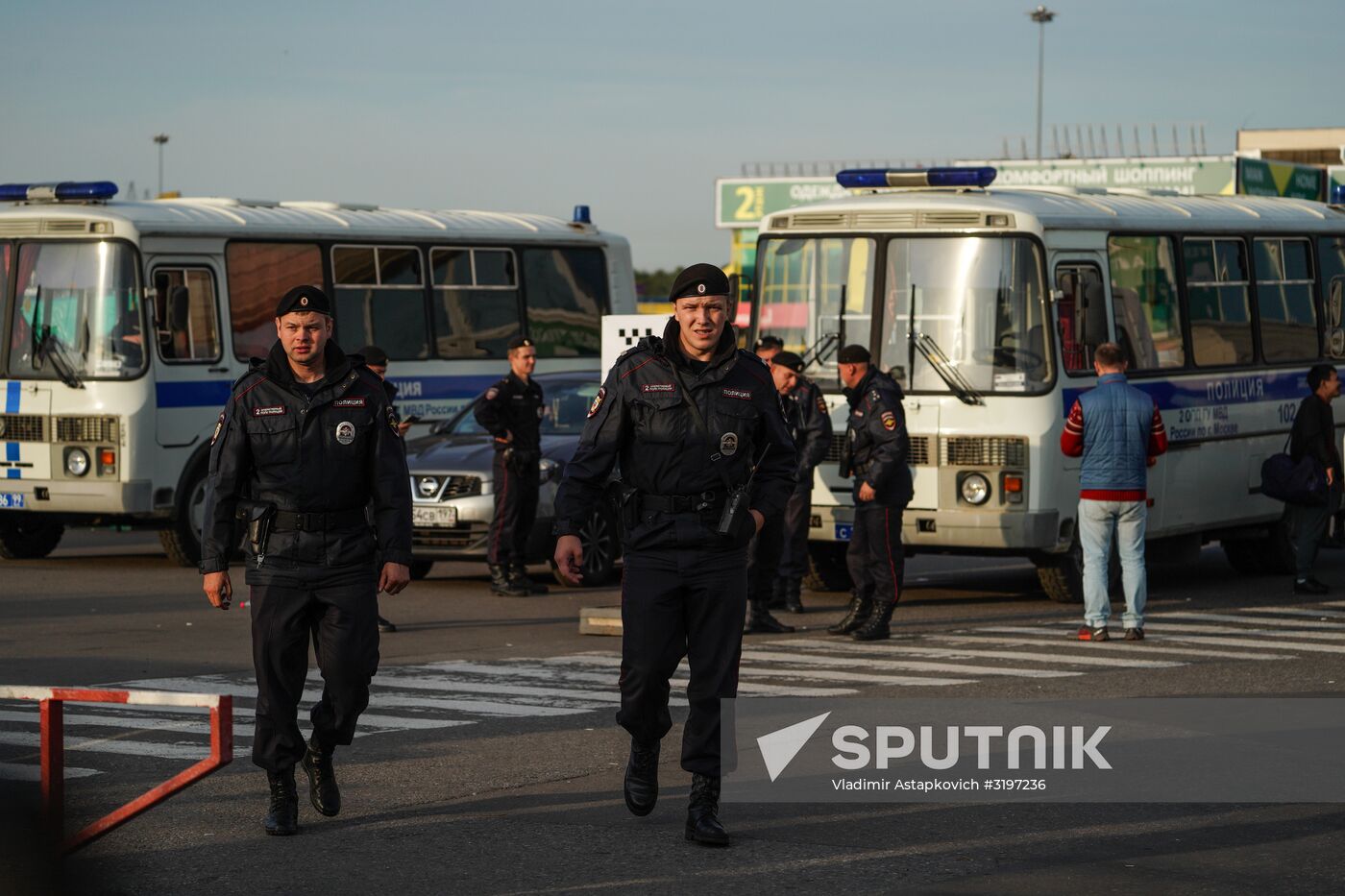 Police raid Moskva retail center
