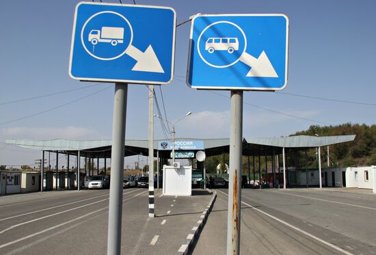 Armyansk checkpoint at Russia-Ukraine border