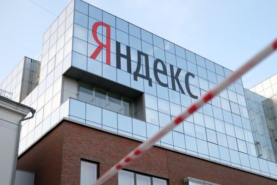 Yandex staff evacuated after bomb threat