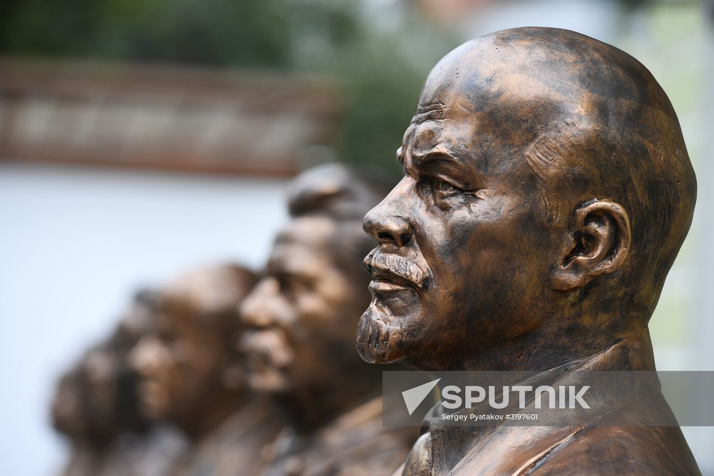 Moscow unveils Alley Of 20th Century Rulers