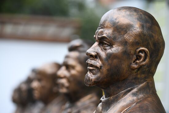 Moscow unveils Alley Of 20th Century Rulers