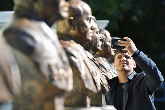Moscow unveils Alley Of 20th Century Rulers