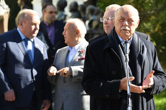 Moscow unveils Alley Of 20th Century Rulers