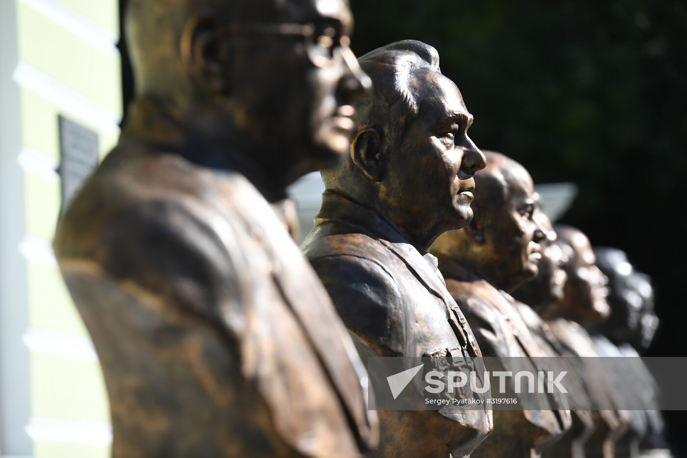 Moscow unveils Alley Of 20th Century Rulers