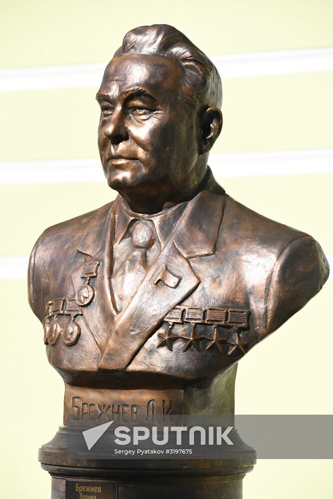 Moscow unveils Alley Of 20th Century Rulers