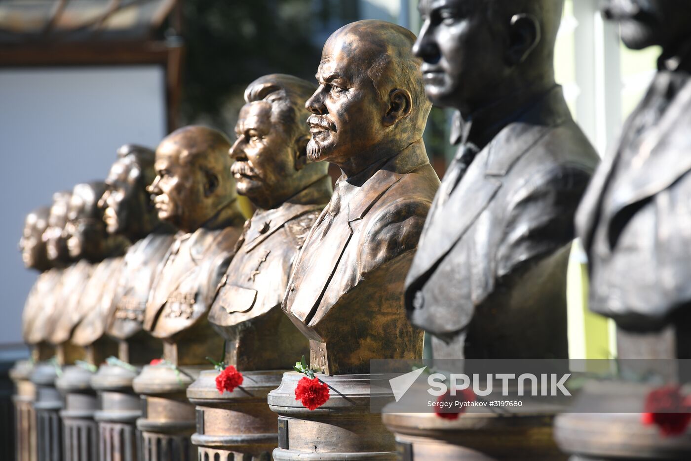 Moscow unveils Alley Of 20th Century Rulers