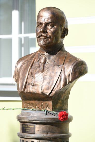 Moscow unveils Alley Of 20th Century Rulers